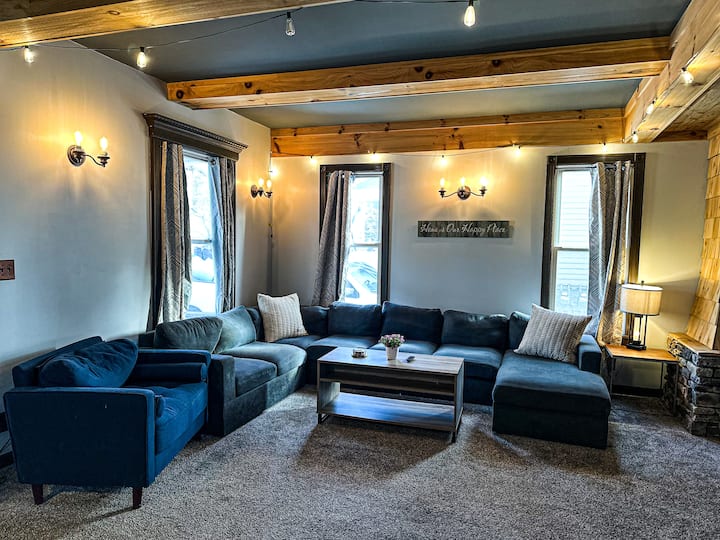 Salon spacieux pour vous détendre : rassemblez-vous entre amis ou en famille dans ce salon accueillant avec une grande section, un éclairage élégant et une atmosphère confortable.
