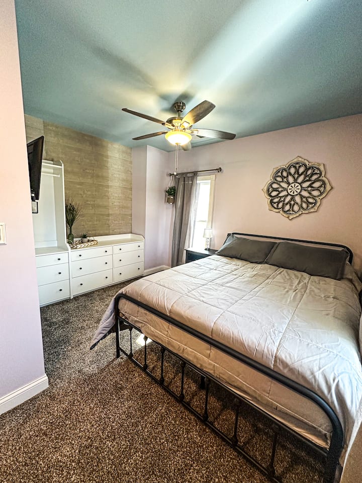 Chambre principale spacieuse – Dotée d'un lit king size, d'un rangement intégré et d'un ventilateur de plafond pour plus de confort, cette chambre principale offre une atmosphère sereine et accueillante.

