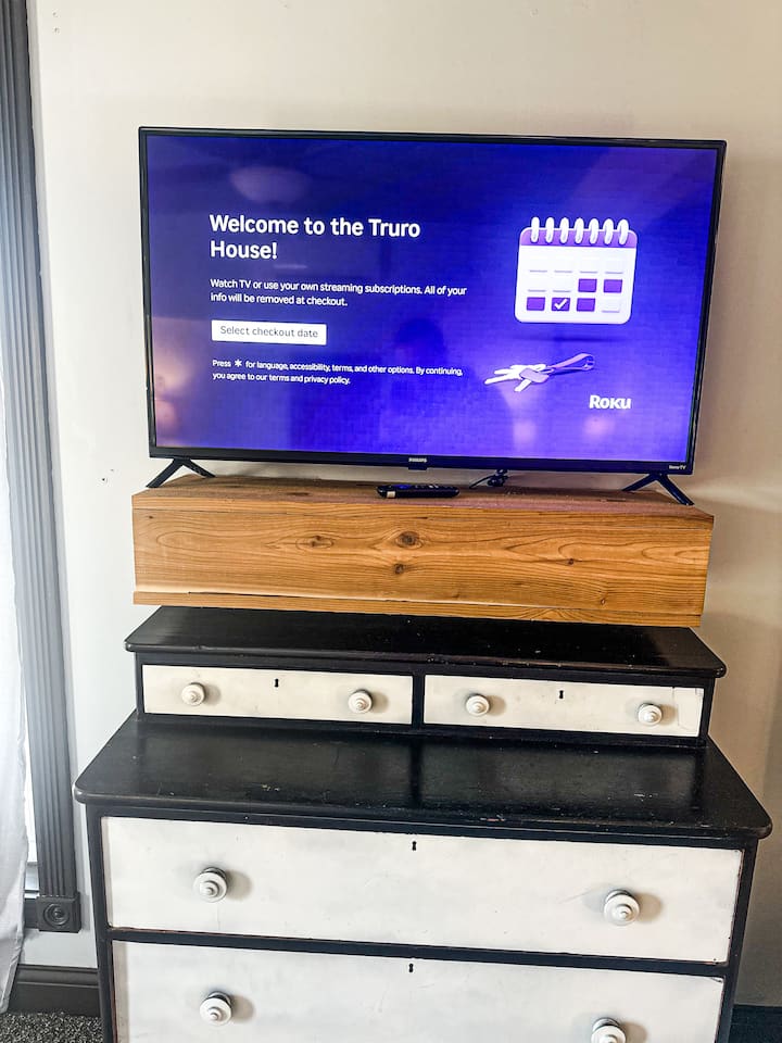 Installez-vous et diffusez vos favoris ! Notre télévision connectée est prête à répondre à vos besoins en matière de divertissement. »

