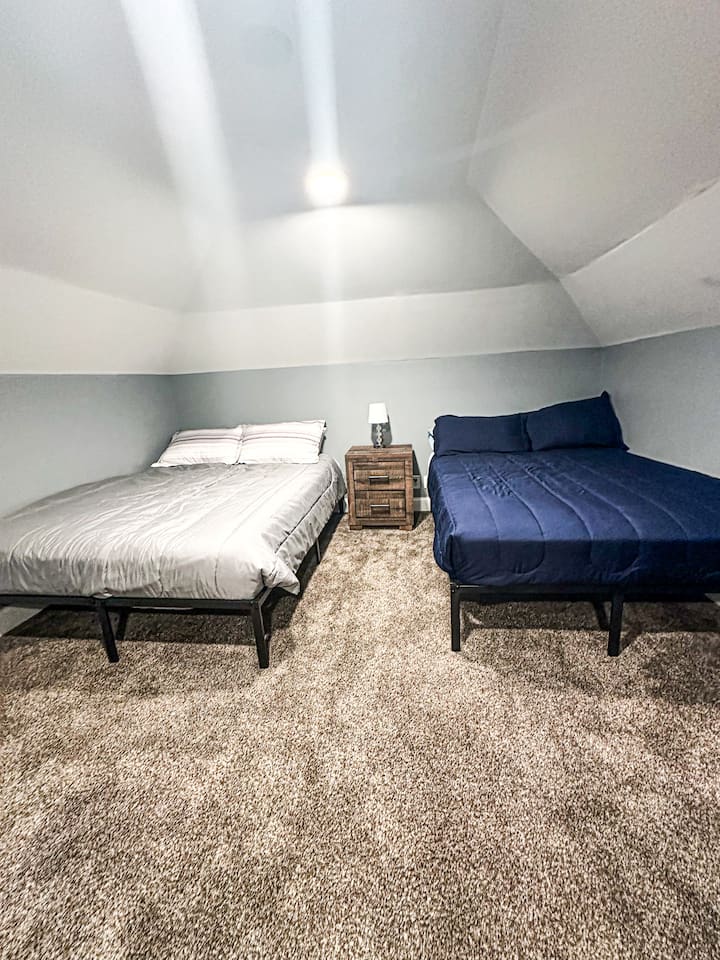 Parfait pour les familles ou les groupes ! Ce loft offre deux lits confortables pour des nuits reposantes.

