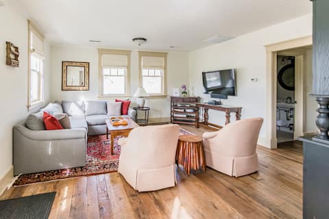 Across from the Springs | Access to Pool + Hot Tub