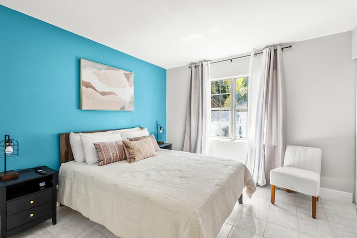 El dormitorio #1 cuenta con una cama tamaño queen con un colchón de espuma viscoelástica.