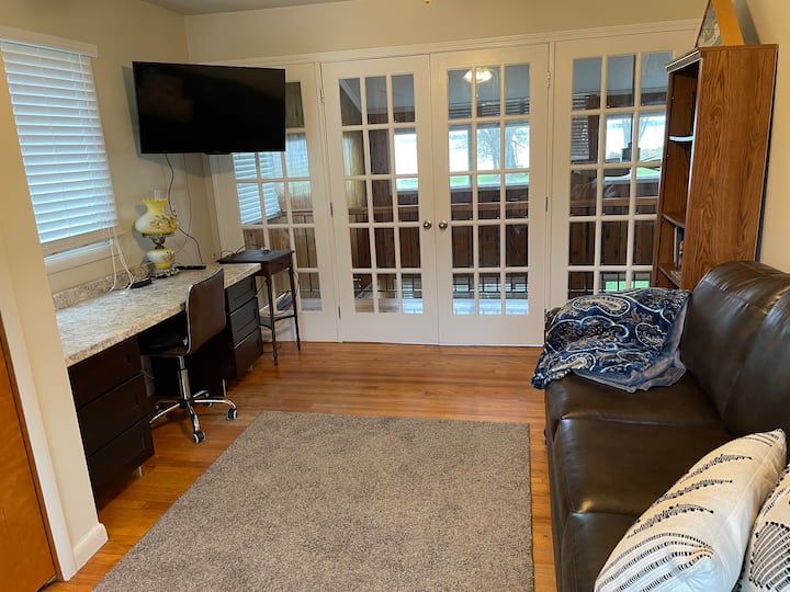 半私人办公室，配有折叠式沙发。