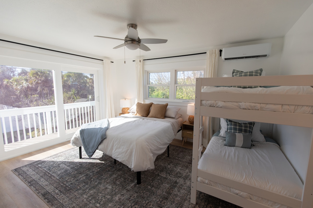 Na poschodí západná spálňa