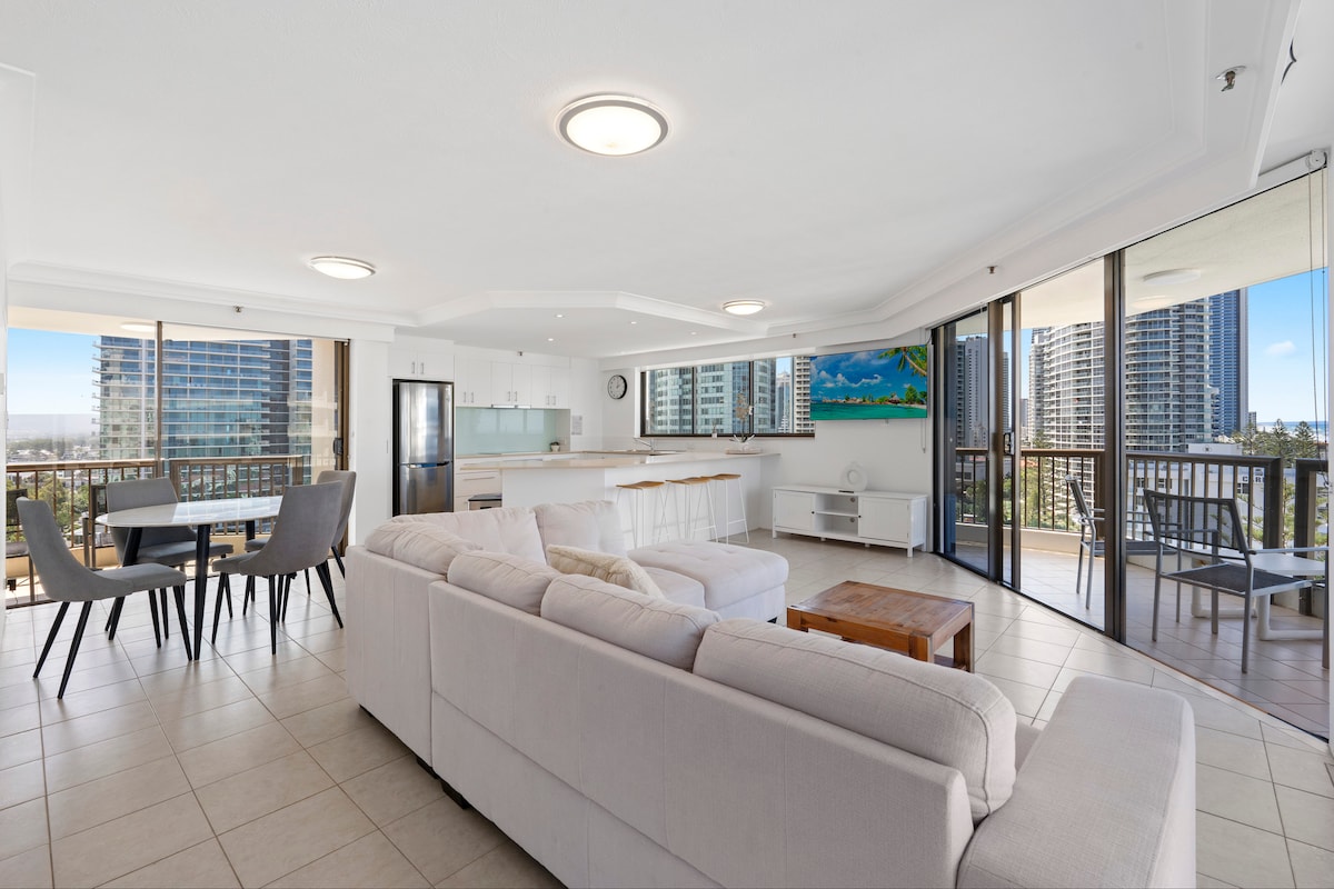 Top performing Airbnb: Large 2 Bedroom, 2 Bathroom Ocean View Apartment in Surfers Paradise