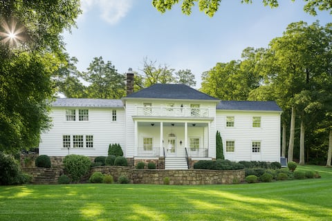 1.5 mi to Omni Homestead | Access to Pool + More!