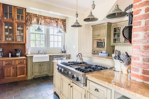 1 mile to Omni Homestead | 5 Suites | Pool Access