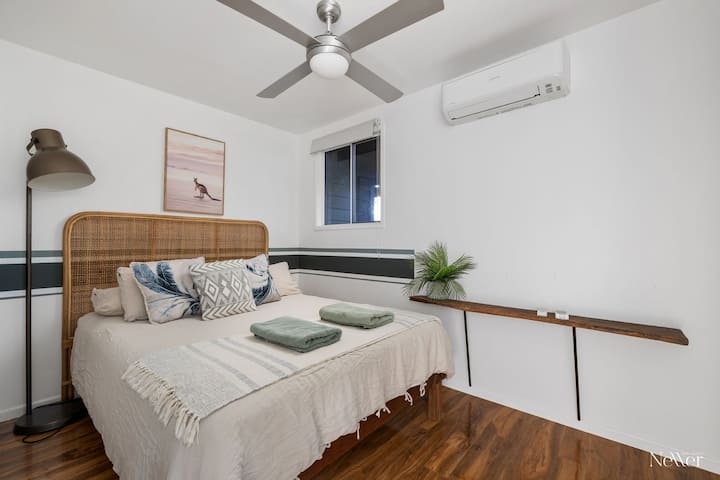 Queen bed, USB and USB C power points. Air conditioning or heating together with a fan wil give you the perfect night rest. All our rooms have a built in wardrobe. This room is right next to our bathroom located on the north side of the house. 