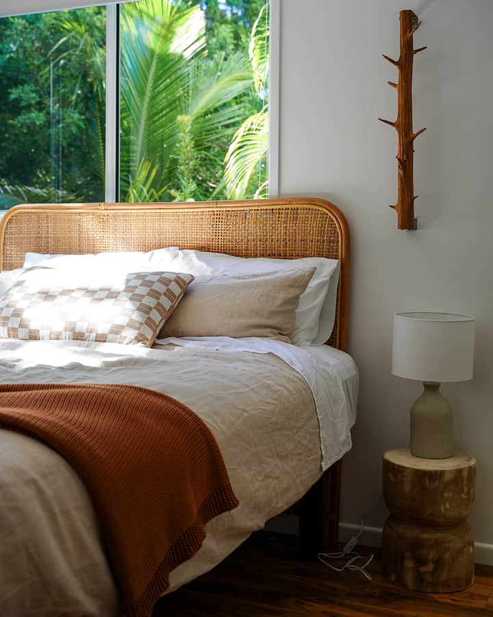 This room faces east so you’ll wake up with the morning sun, surrounded by lush green trees and the sound of birds. If you like waking up with natural light and the sound of nature, this is your room! ;-)