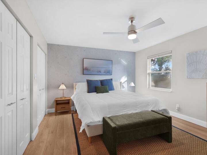 Главна брачна спална соба со двоен плакар и приватна бања