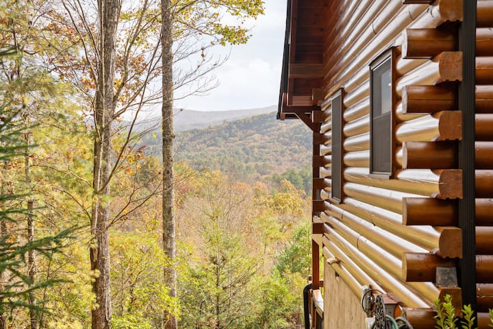 Juniper Chalet: Luxury Cabin with Views & Hot Tub - Cabins for