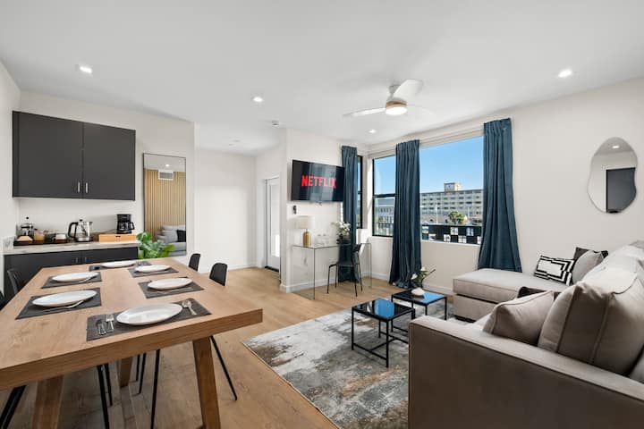 Near Beach & Airport | King Bed•ev Charger•laundry - San Diego, CA