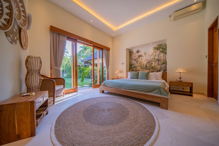 Schlafe im Luxus – Genieße den Komfort eines Kingsize-Bettes, das von warmen Holzmotiven umgeben ist.