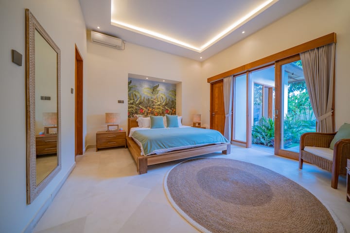 Wache im Paradies auf – Dieses gemütliche, wunderschön gestaltete Schlafzimmer bietet den perfekten Rückzugsort mit komfortablen Möbeln und einer ruhigen Atmosphäre in deiner luxuriösen Bali-Villa.
