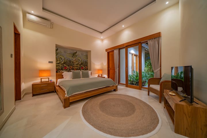 Auszeit am Abend – Entspanne dich in diesem ruhigen Schlafzimmer mit einem beruhigenden Gartenblick, perfekt für eine erholsame Nacht in deinem Rückzugsort auf Bali.