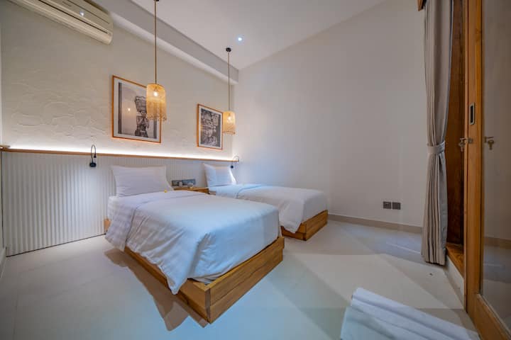 Raum und Komfort – Ideal für Gruppen bietet dieses Schlafzimmer mit zwei Einzelbetten den perfekten Rahmen für deinen luxuriösen Rückzugsort auf Bali.

2 Zweibettzimmer (80 x 200), die zu einem Queensize-Bett kombiniert werden können (160 x 200)