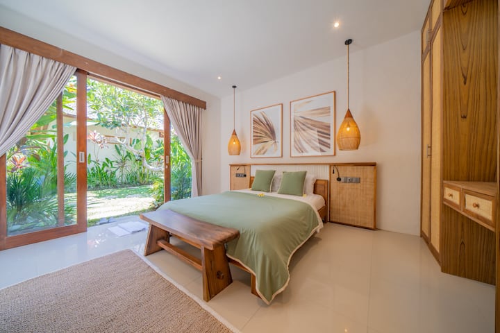 Wache mit der Natur auf – entspanne dich in diesem ruhigen Schlafzimmer mit Blick auf den Garten, perfekt für deinen Rückzugsort auf Bali.