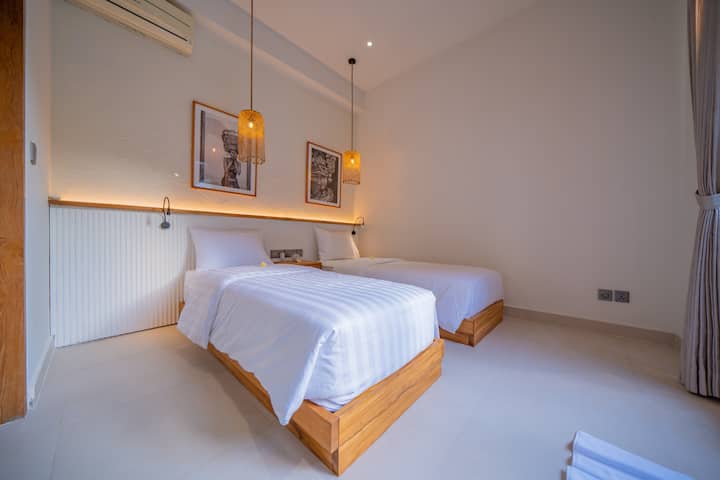 Perfekt für Freunde oder Familie – Dieses gemütliche Schlafzimmer mit zwei Einzelbetten bietet einen komfortablen Rückzugsort für deinen Kurzurlaub auf Bali mit einer entspannenden Atmosphäre.

2 Zweibettzimmer (80 x 200), die zu einem Queensize-Bett kombiniert werden können (160 x 200)
