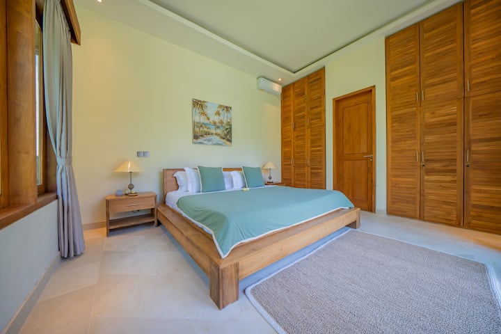 Sonnenlicht, Entspannung und Blick auf den Pool – genieße den atemberaubenden Blick auf den Pool von deinem Bett aus.