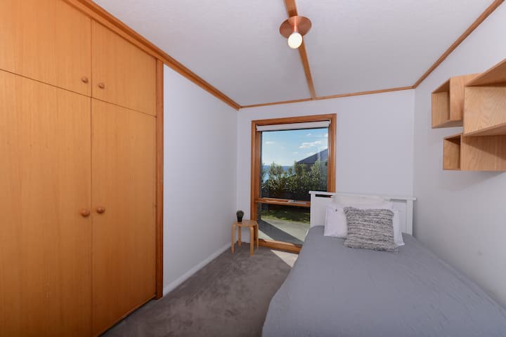 加大双人床，位于一楼