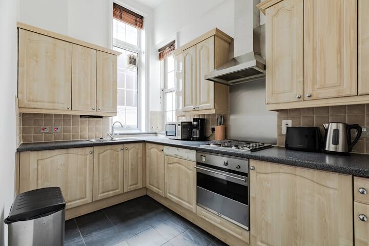 ‘TOP’ Luxurious & Authetic 3BR 2BR in Earls Court gallery image 5