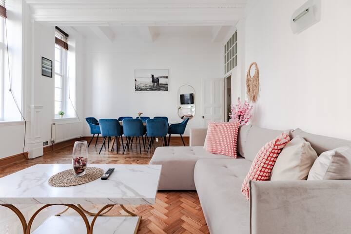 ‘TOP’ Luxurious & Authetic 3BR 2BR in Earls Court gallery image 2