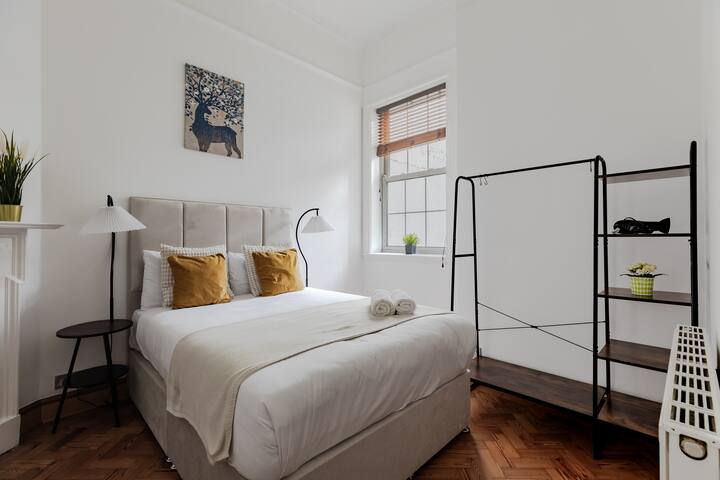 ‘TOP’ Luxurious & Authetic 3BR 2BR in Earls Court gallery image 4