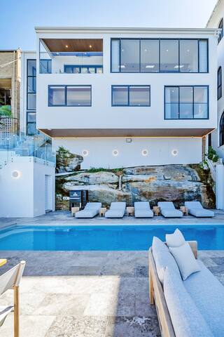 Stunning 4BR Waterfront House w/pool in Sth Coogee gallery image 3