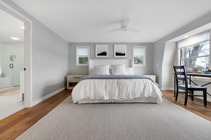 ห้องนอนหลักบนชั้น 2 พร้อมเตียงคิงไซส์