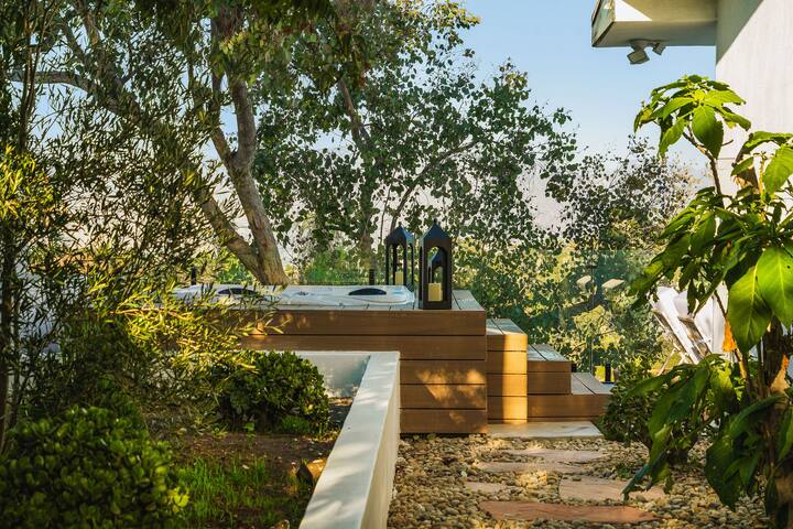 Skyline Hollywood – Oasis with Views gallery image 2