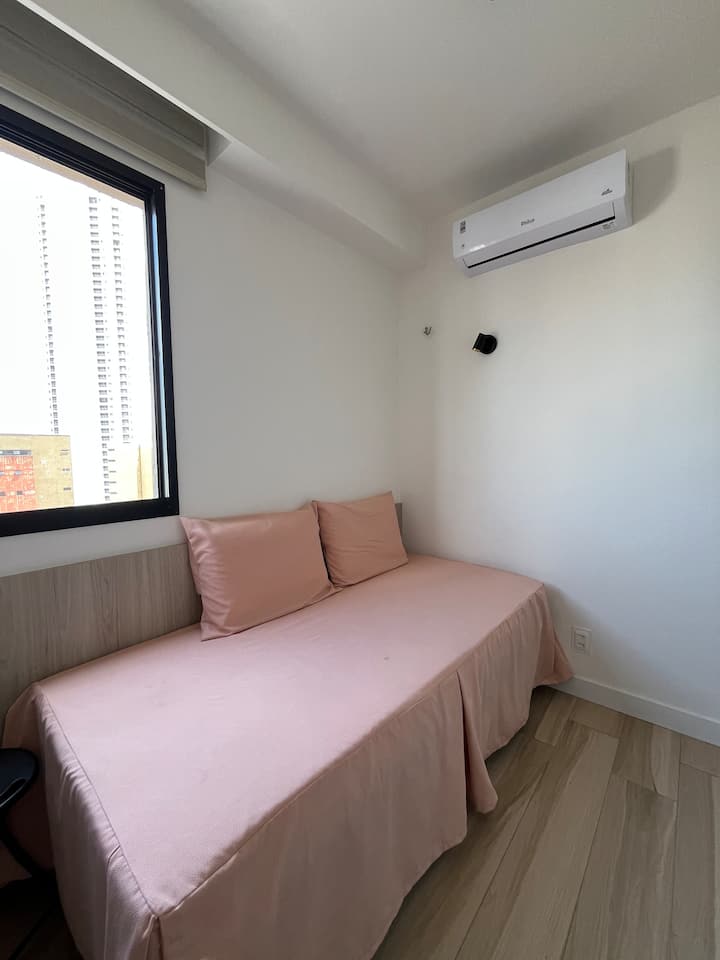 Dhomë miqsh me krevat me rrota, dollap të integruar, ajër të kondicionuar dhe hapësirë për një zyrë shtëpie. 