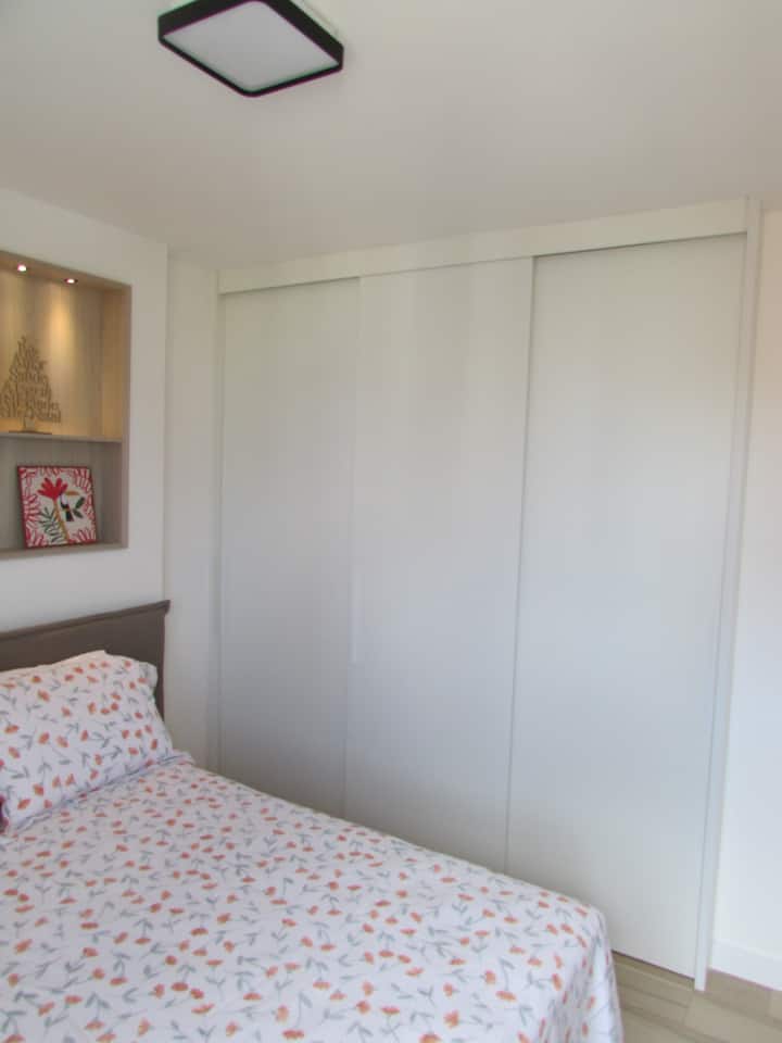 Çifti i vilës me dy dollapë të integruar të pajisur me dyer rrëshqitëse. Smart TV, perde të errëta. 