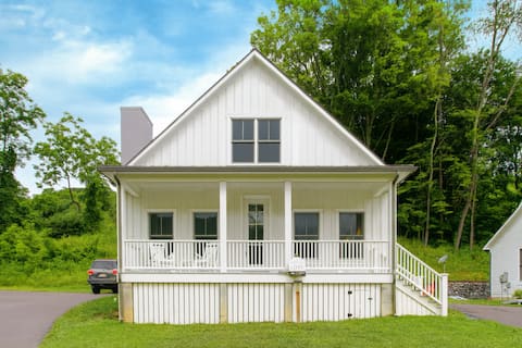 Next to the Springs! Bright + Modern Getaway