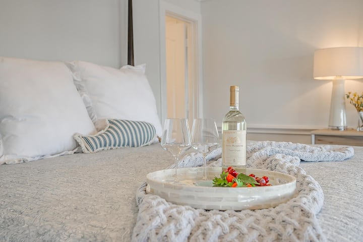 Entspanne dich komfortabel bei einem Hauch von Eleganz und einer Flasche Wein.