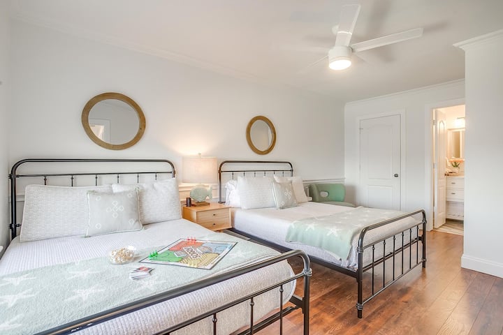 Ein gemütliches Zweibettzimmer, perfekt für Familien, mit weichem Dekor und modernen Annehmlichkeiten.