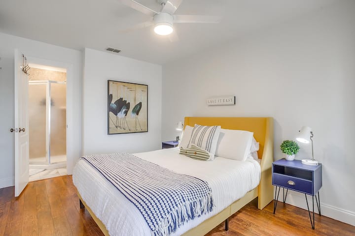 Dieses Schlafzimmer kombiniert lebendige Farben und gemütliches Dekor für eine erholsame Atmosphäre.