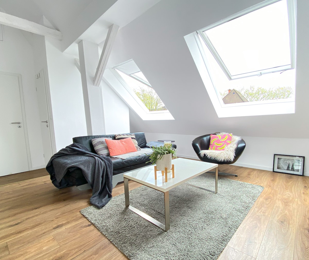 Anuncio de Airbnb popular: Beautiful Artist Attic near Cologne, Trains & Bus en Opladen