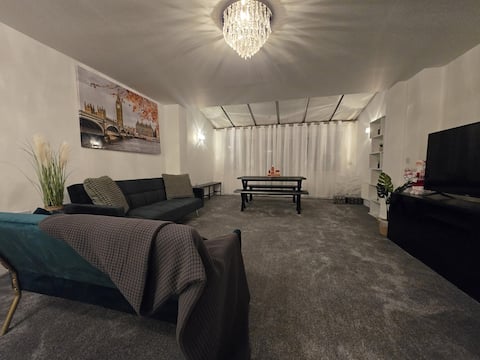 Popular Airbnb listing: Peaceful 4bdtownhse. Free parkn. Windsor&Heathrow in Slough