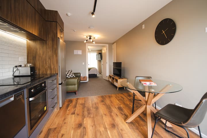 The Residence - Apt 4 - Sky Tv - Dual Head Shower - New Plymouth
