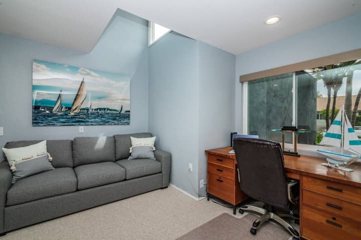 Habitación 1 con zona de trabajo y sofá cama