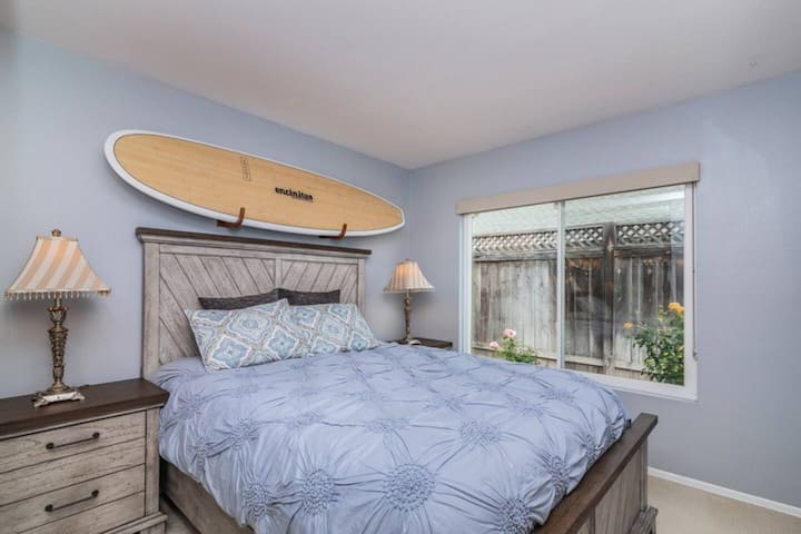 El dormitorio 2 cuenta con cama tamaño queen.