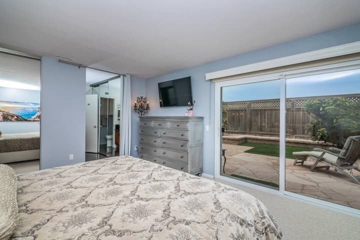 El dormitorio incluye acceso al patio trasero.