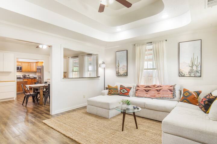 XL Home Sleeps 14,Dog Park,Pool Table,Fire Pit,FUN gallery image 2