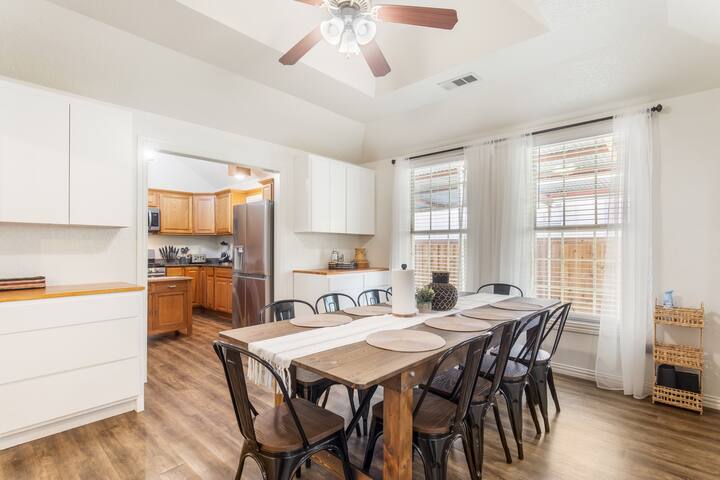 XL Home Sleeps 14,Dog Park,Pool Table,Fire Pit,FUN gallery image 3