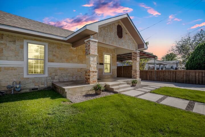 XL Home Sleeps 14,Dog Park,Pool Table,Fire Pit,FUN gallery image 4