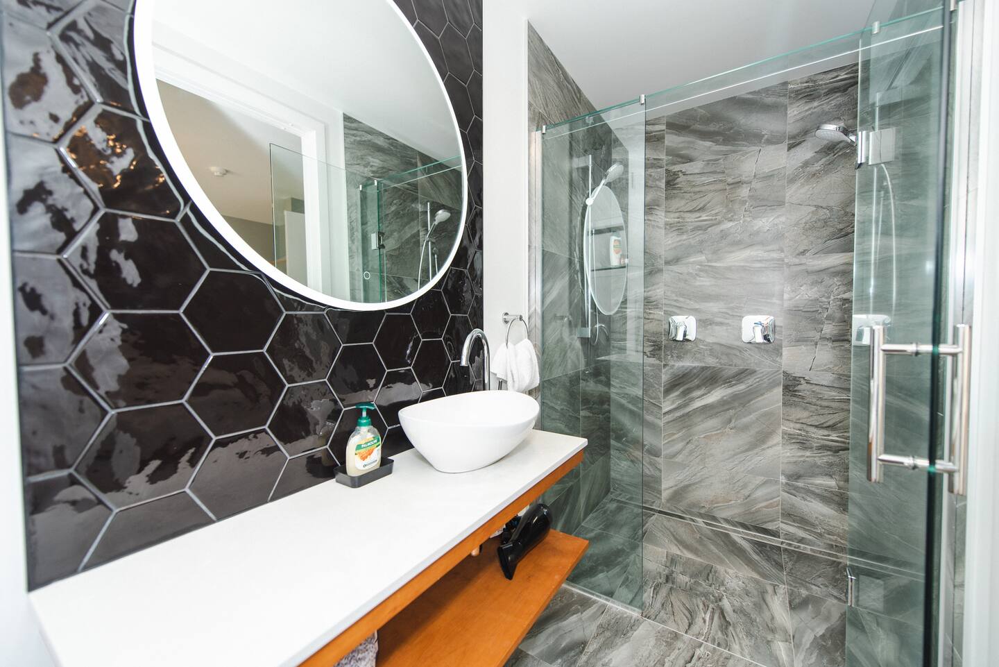 The Residence - Apt 9 - Duel Head Shower - Sky Tv 3