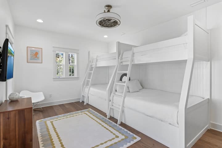 Bunk room with full/twin bunks