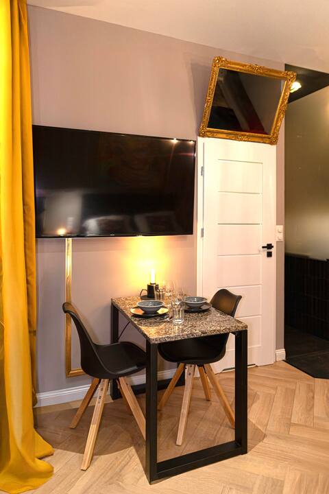 Popular Airbnb listing: Stylish Stay | Free Parking | Old Market | Poznan in Poznań