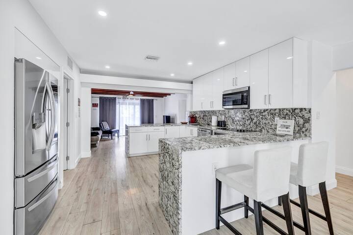 Magical Lakefront Pool Home close to Beach Casino gallery image 3