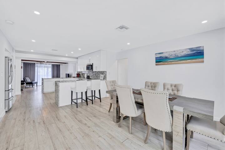 Magical Lakefront Pool Home close to Beach Casino gallery image 2